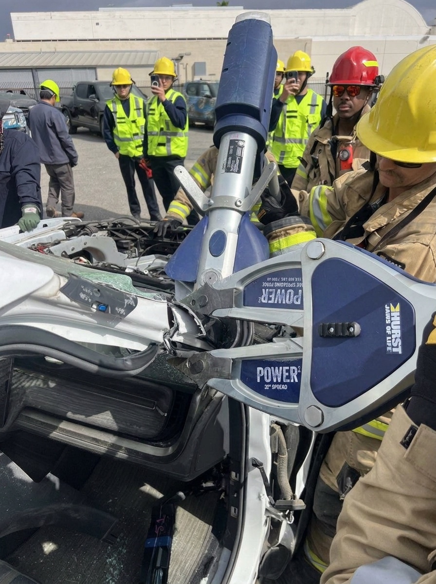 Hydraulic spreader opening a vehicle